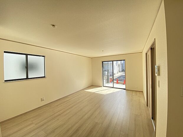 ご家族みんながゆったりくつろげる広々リビング。 