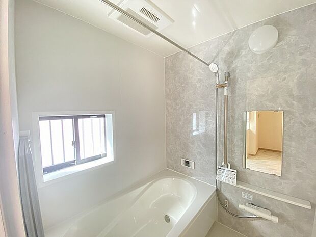 広々1坪タイプのゆったり浴室ユニットは半身浴もゆっくり楽しめるベンチバス仕様。防カビ・抗菌素材なのもうれしい。 