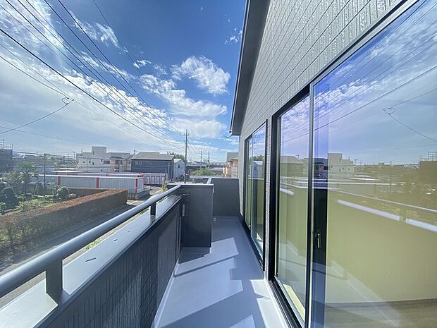 ゆとりの広さを確保したバルコニー。お布団を干すのも、この広さならラクラク。 