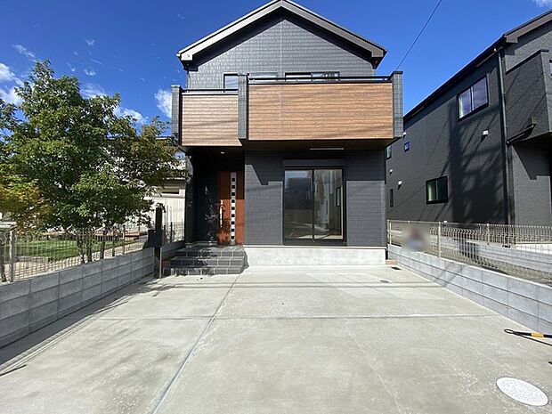 並列2台駐車可能な、ゆとりのカースペースがここに。 