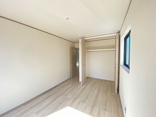 今からここを誰のお部屋にしようか、そんな洋室。 