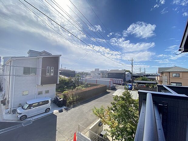 前面の住まいとの距離感があるから、圧迫感を感じません。 