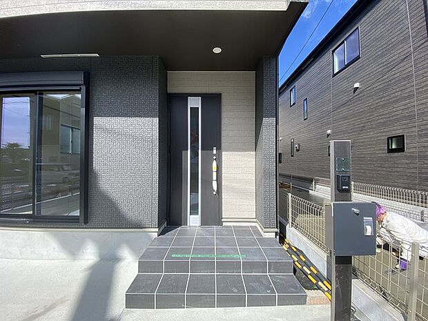 ポーチのついた新築分譲物件。玄関の印象はいかがでしょうか？入口からご覧ください。 