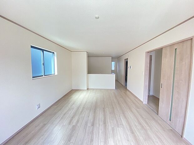 ご家族みんながゆったりくつろげる広々リビング。 