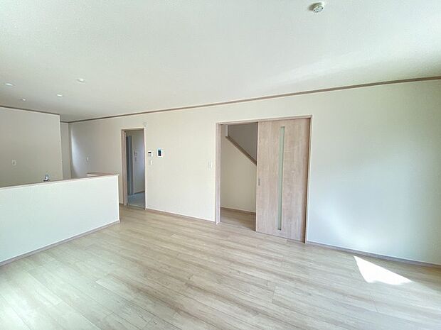 家族が自然に集りそうな広さが魅力のＬＤＫ。 