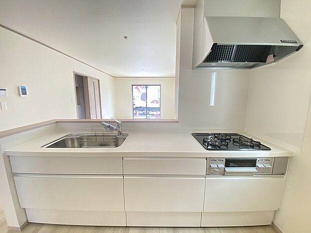 料理をしながらでも、ご家族との会話を楽しめる対面キッチン。 