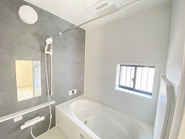 広々1坪タイプのゆったり浴室ユニットはベンチバス仕様で、小さなお子様やお年寄りにも安心。防カビ・抗菌素材なのもうれしい。 