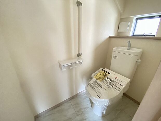 ウォシュレット機能付き。憩いの場としてひそかに注目度の高いお手洗いにもご注目ください。 