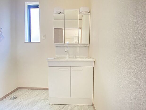 収納豊富な三面鏡付洗面化粧台。水回りのあれこれがキレイに収まりそうですね。 