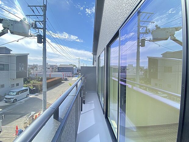 ゆとりの広さを確保したバルコニー。お布団を干すのも、この広さならラクラク。 