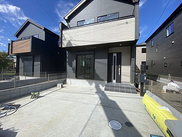 並列2台駐車可能な、ゆとりのカースペースがここに。 