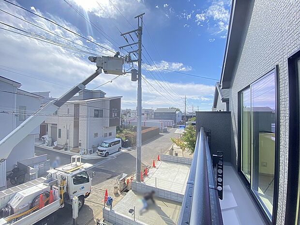 前面の住まいとの距離感があるから、圧迫感を感じません。 