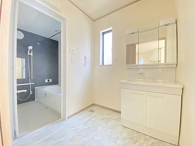 ドライヤーの風に包まれながら、今日一日の終わりを感じる。そんな、地味だけど決して無くてはならない、名脇役。 