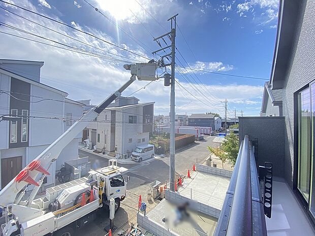 低層住居専用地域ならではのベランダの光景。辺りには高い建物がありません。 