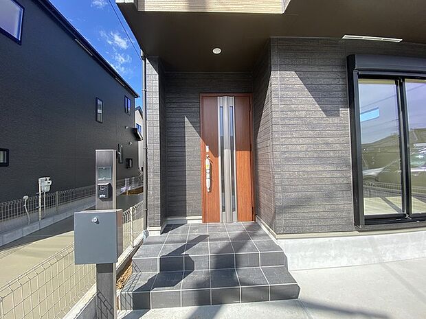 ポーチのついた新築分譲物件。玄関の印象はいかがでしょうか？入口からご覧ください。 