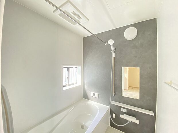 広々1坪タイプのゆったり浴室ユニットは半身浴もゆっくり楽しめるベンチバス仕様。防カビ・抗菌素材なのもうれしい。 