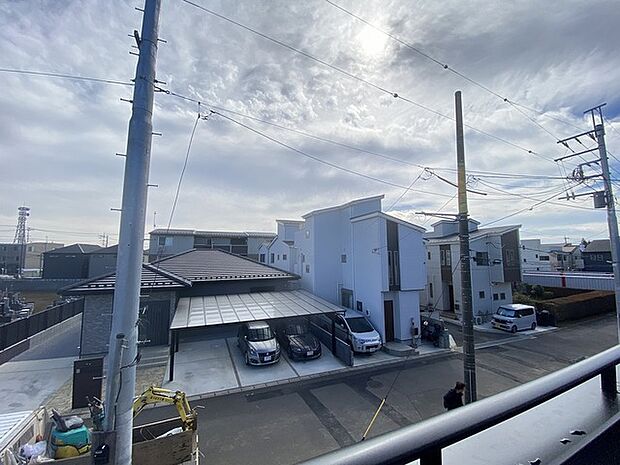 前面の住まいとの距離感があるから、圧迫感を感じません。 