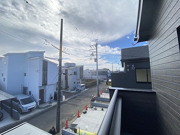 低層住居専用地域ならではのベランダの光景。辺りには高い建物がありません。 