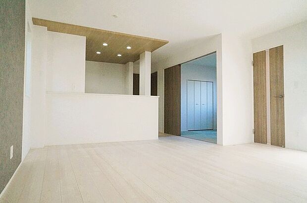 リビング空間とダイニング空間とか使い分けやすい間取り配置。対面式でキッチン立つ人の視界も良好です。 