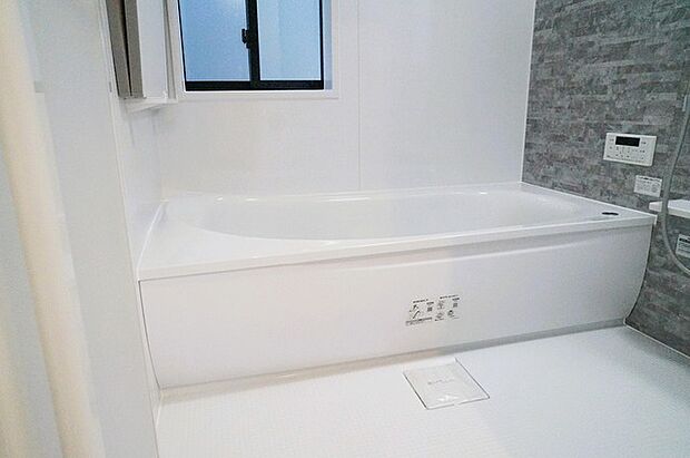 広々1坪タイプのゆったり浴室ユニット。防カビ・抗菌素材なのもうれしい。 