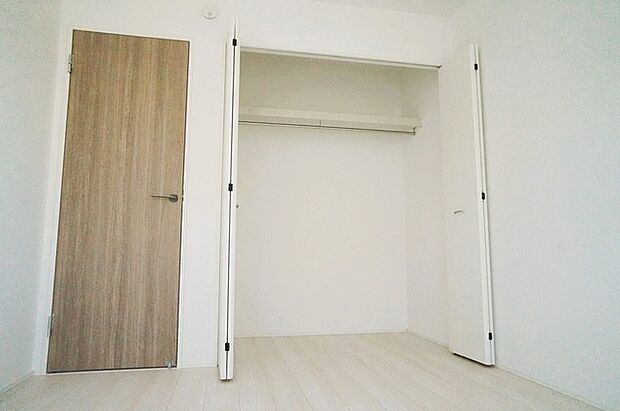 全居室収納スペース付きの物件です。 