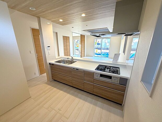 対面タイプなら、キッチン内にいながらご家族やお客様との会話が楽しめます。