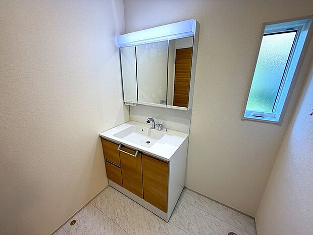 お出かけ前の身だしなみに一歩差がつく三面鏡。