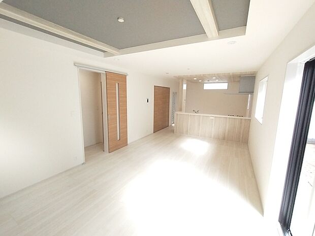 ご家族みんながゆったりくつろげる広々リビング。 