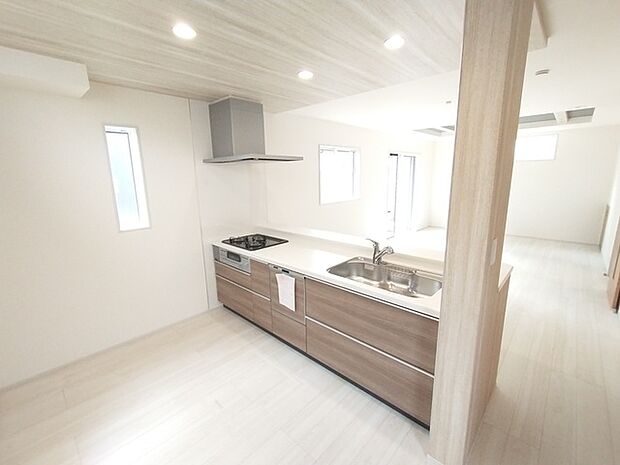 リビングで遊ぶお子様を見守りながらお料理ができる、対面キッチン。 