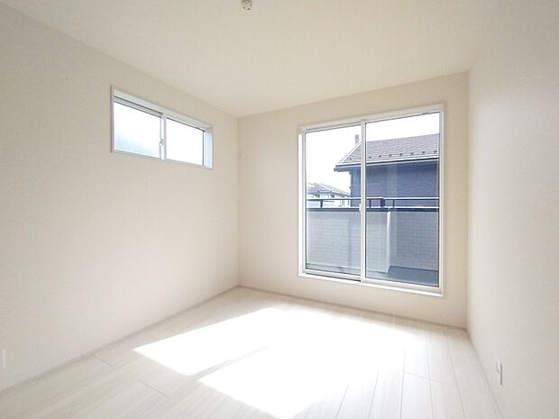 住宅街の2階南向きのお部屋、日当たりはご覧のとおり良好です。 