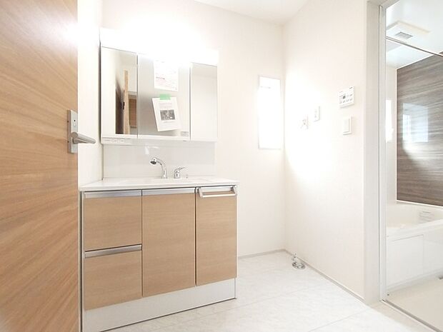 たっぷりの収納を設けたシャワー付洗面台で快適な暮らし。 