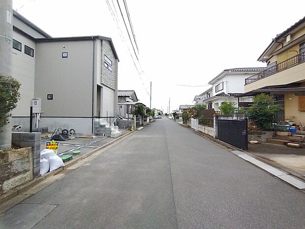 駐車が苦手な方にも嬉しい、前面6ｍ道路に面した住まい。 