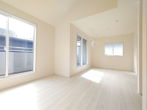 たっぷりの陽光と、心地よい風が舞い込みます。 