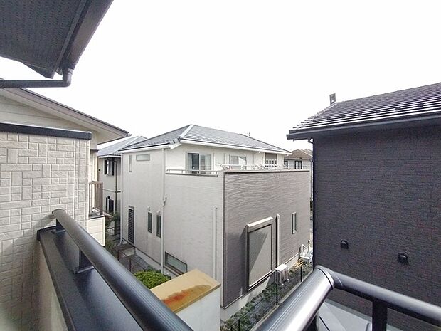 車通りの少ない閑静な住宅地、のびのびした子育てに適します。 