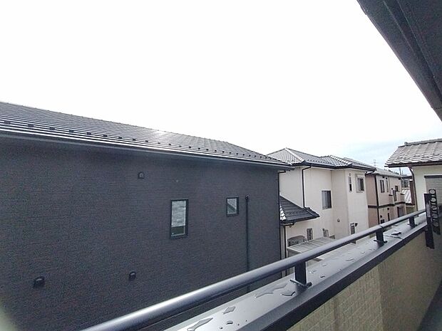 車通りの少ない閑静な住宅地、のびのびした子育てに適します。 