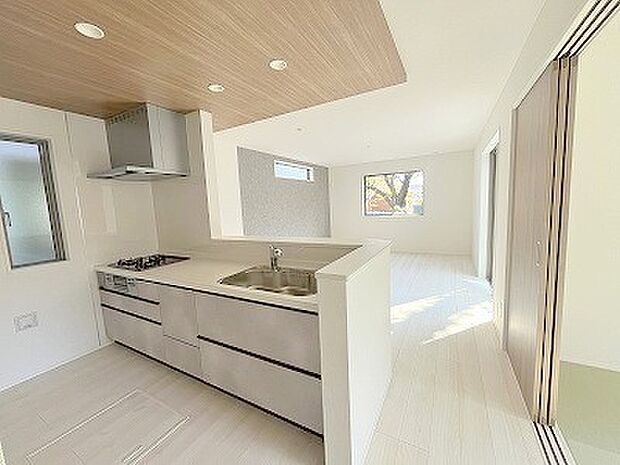 対面キッチンがご家族の温かい時間を演出。 