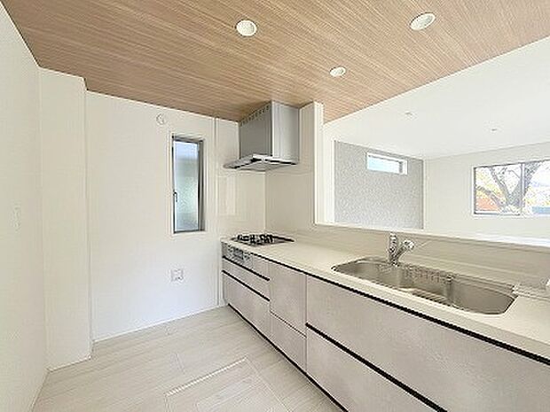 料理をしながらでも、ご家族との会話を楽しめる対面キッチン。 