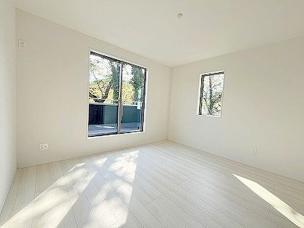 広々バルコニーから、たっぷり太陽の恵みが得られます。 