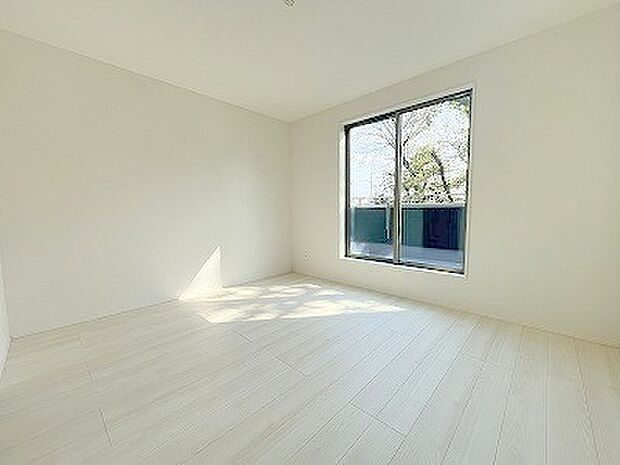 住宅街の2階南向きのお部屋、日当たりはご覧のとおり良好です。 