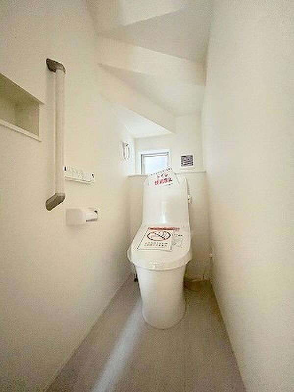 お掃除らくらく。便座脇の操作盤をなくした、リモコンタイプのお手洗い。 