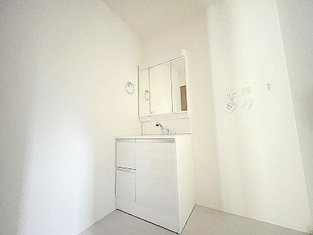 お出かけ前の身だしなみに一歩差がつく三面鏡。 