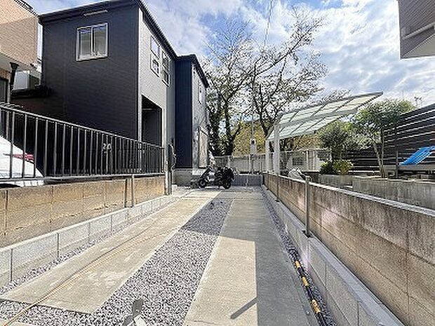 駐車場は2台まで駐車可能。マイカーの車幅もお確かめください。 