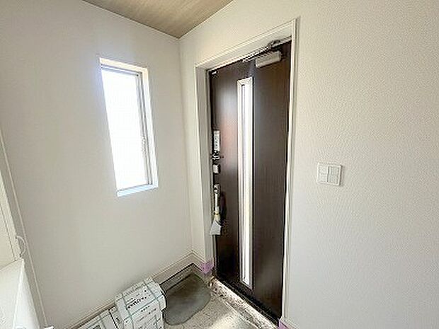 誰も住んだことのない家の玄関スペース。あたらしい木のにおいを感じていただけると思います。 