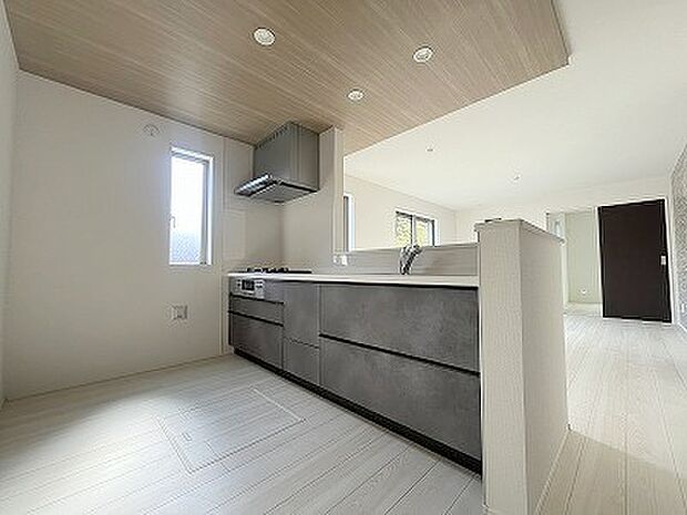 対面キッチンがご家族の温かい時間を演出。 