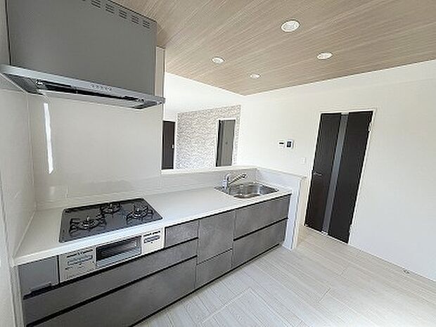 料理をしながらでも、ご家族との会話を楽しめる対面キッチン。 