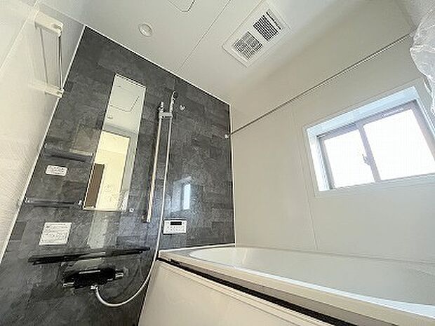 広々1坪タイプのゆったり浴室ユニット。防カビ・抗菌素材なのもうれしい。