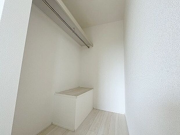 季節物の衣類もスッキリ収納できる、ウォークインクローゼット。