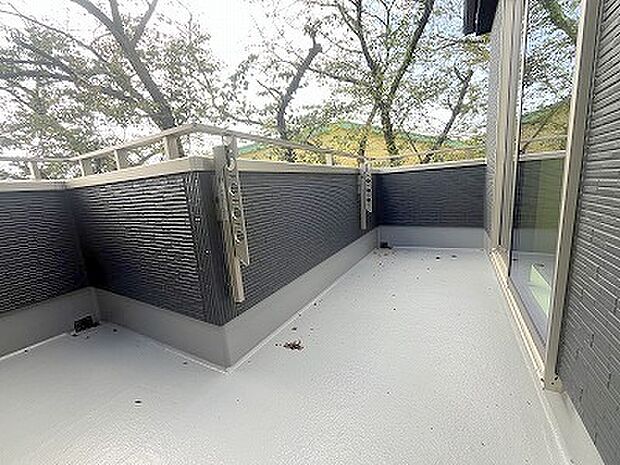 ゆとりの広さを確保したバルコニー。お布団を干すのも、この広さならラクラク。 