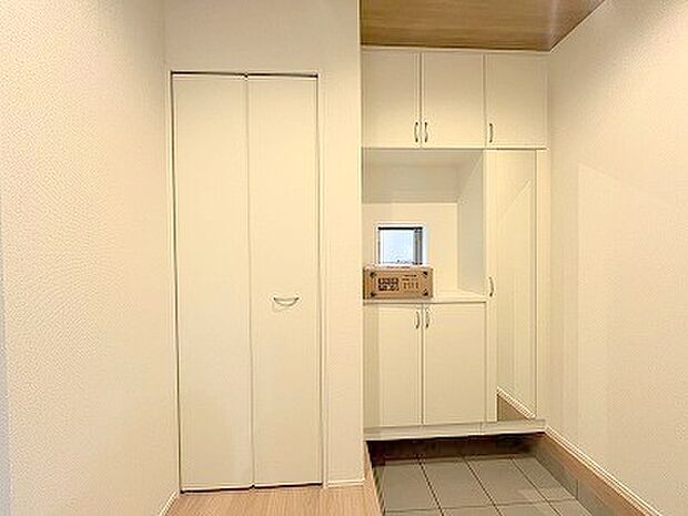 新築の木の匂いのする室内。写真では伝わらないので、ぜひ現地でお確かめください。 