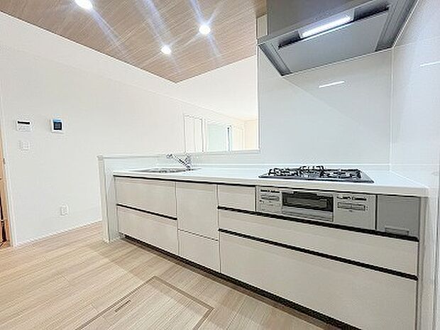 料理をしながらでも、ご家族との会話を楽しめる対面キッチン。 